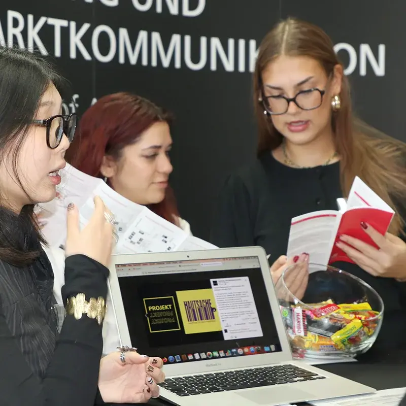 WM-Studierende stehen am Infostand.