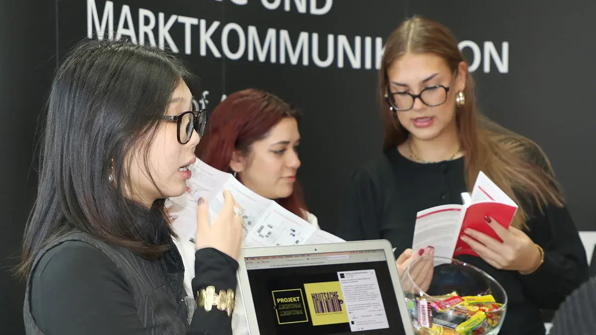 WM-Studierende stehen am Infostand.