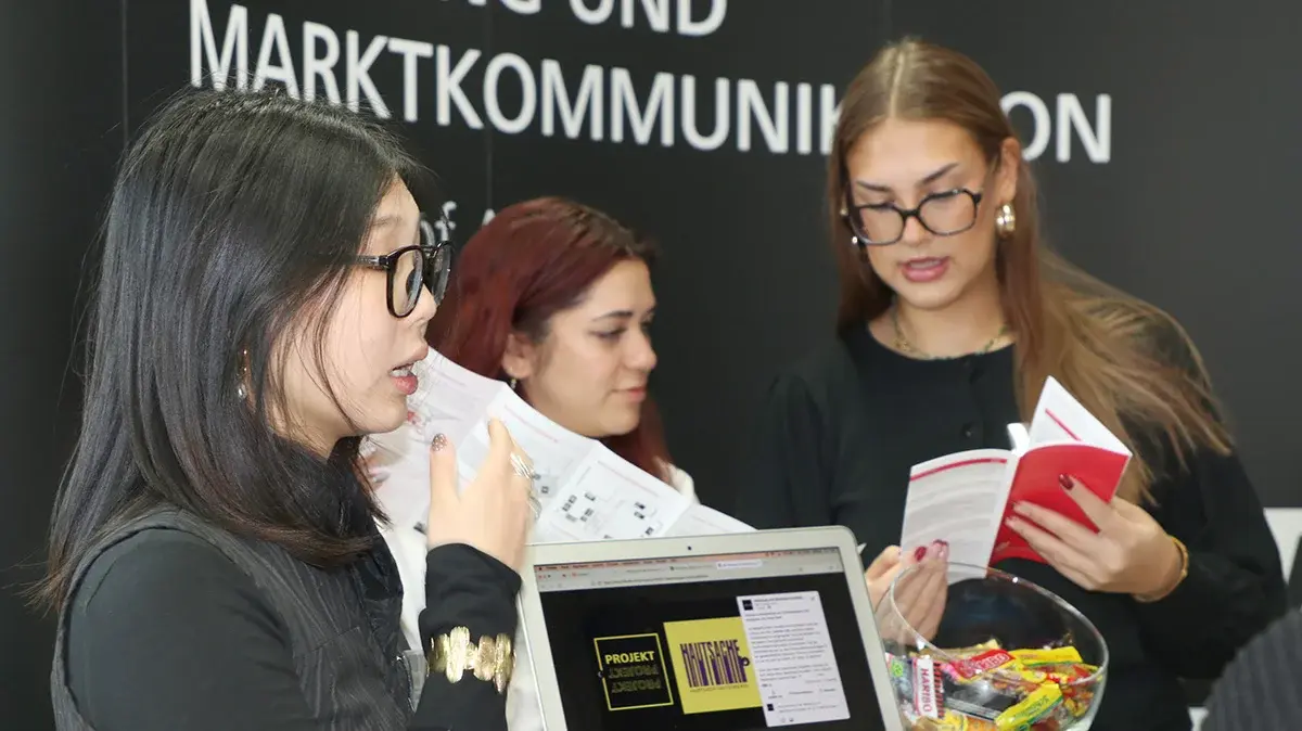 WM-Studierende stehen am Infostand.