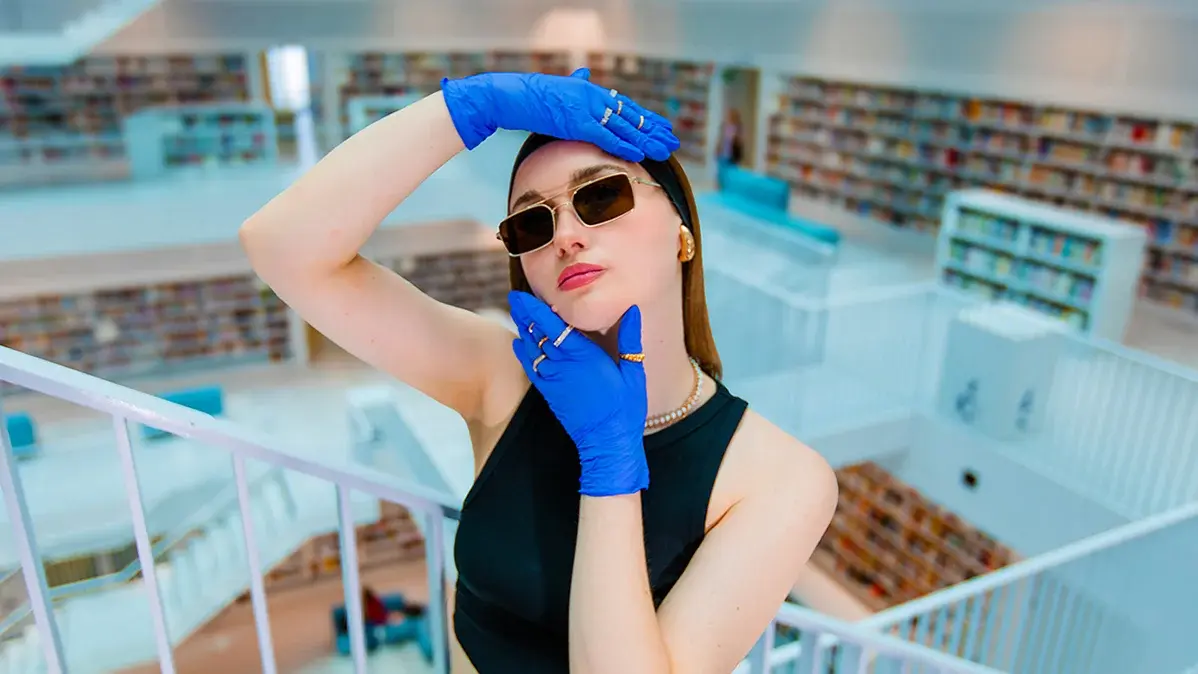 Studentin in Stadtbibliothek