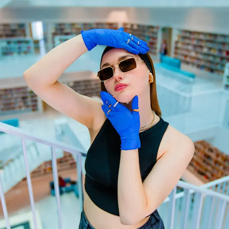 Studentin in Stadtbibliothek