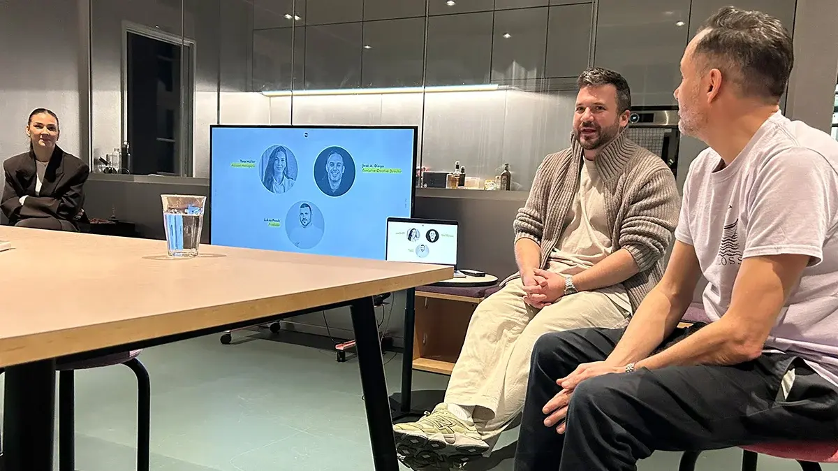 Mitarbeitende von PUK agency stellen die Agentur vor.