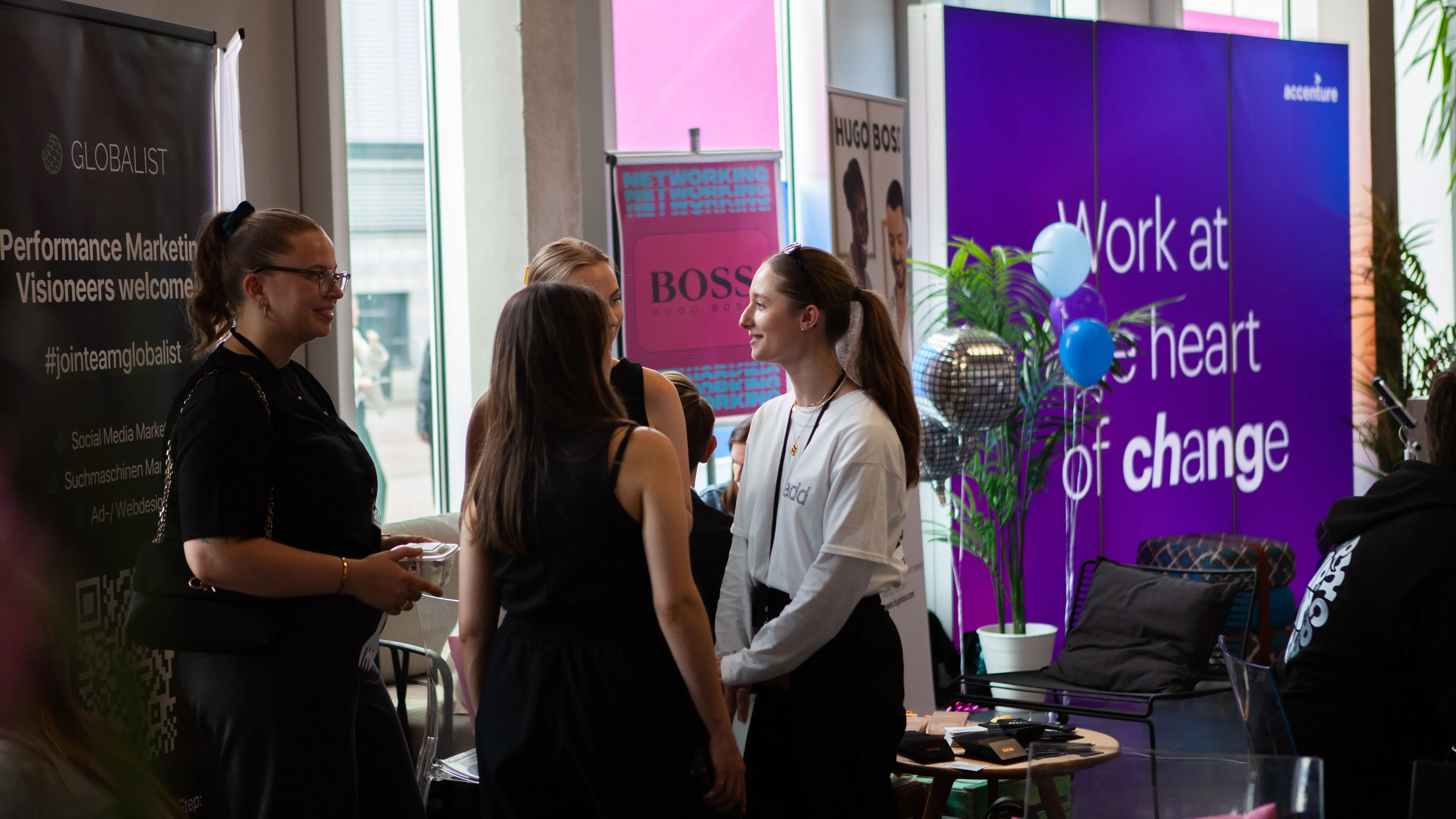 Studierende treffen sich bei der add conference im Foyer zum Austausch und Networking.