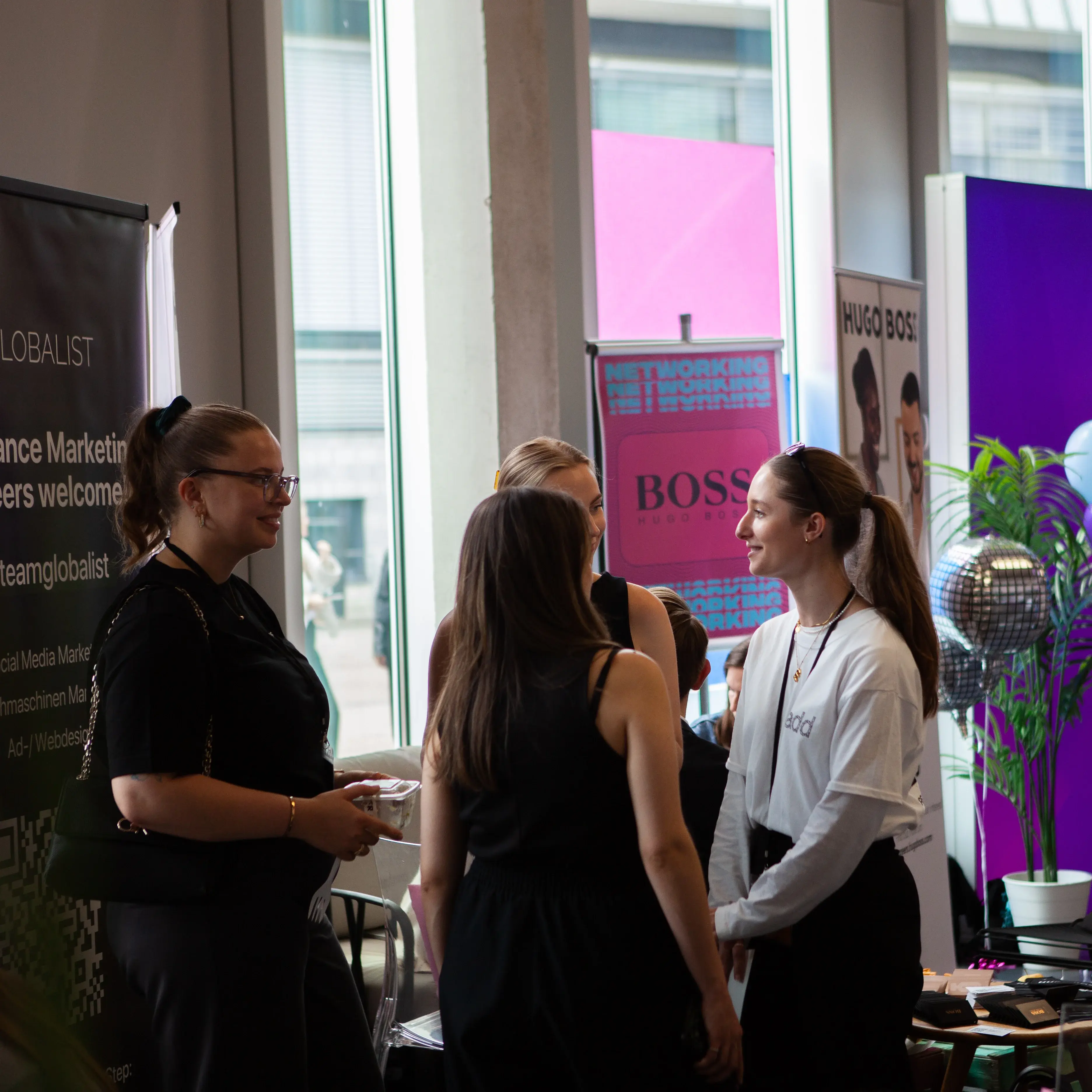 Studierende treffen sich bei der add conference im Foyer zum Austausch und Networking.