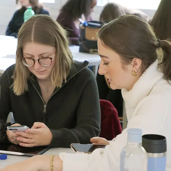 Studentinnen Besprechung Smartphone