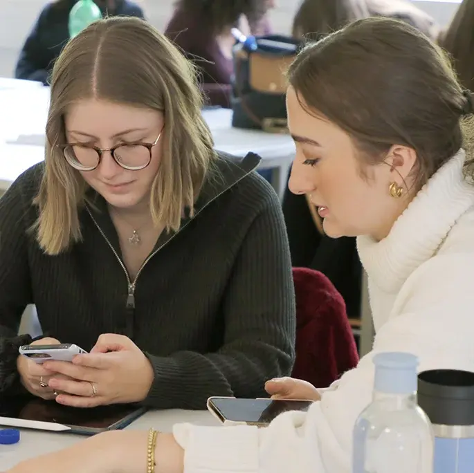 Studentinnen Besprechung Smartphone