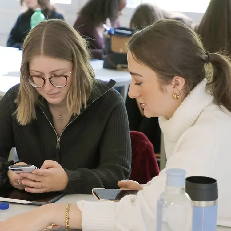 Studentinnen Besprechung Smartphone
