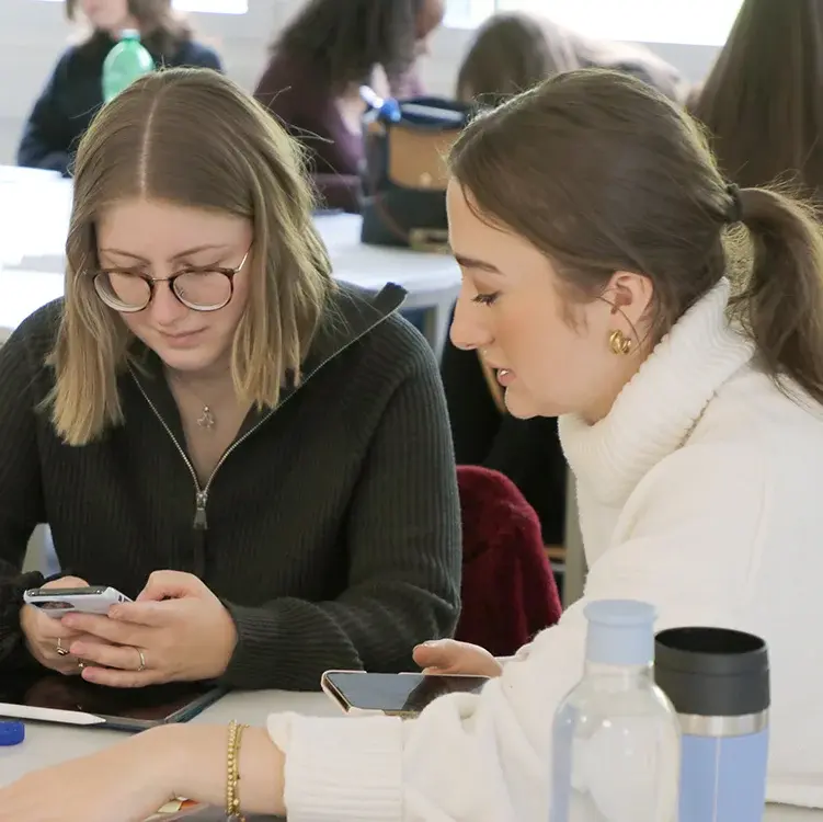 Studentinnen Besprechung Smartphone