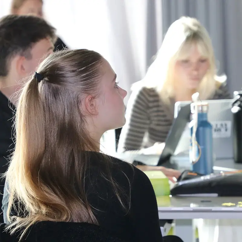 Studierende des WM Content Lab Teams sitzen im Hörsaal.