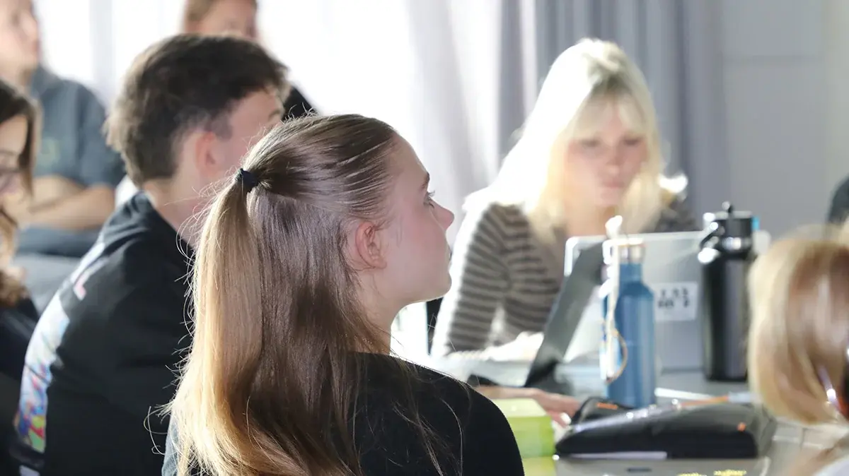 Studierende des WM Content Lab Teams sitzen im Hörsaal.