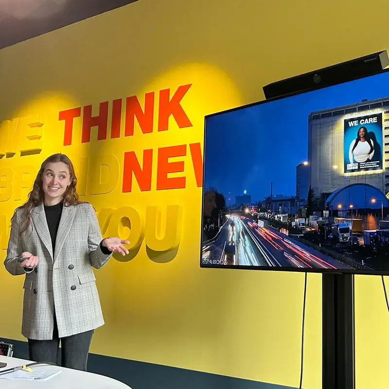 Adrienne Bloksma stellt die Kampagne WE CARE vor.