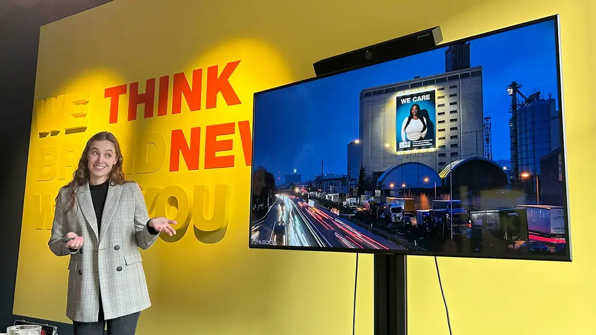 Adrienne Bloksma stellt die Kampagne WE CARE vor.