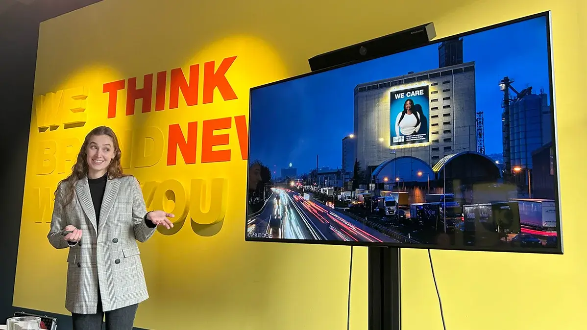 Adrienne Bloksma stellt die Kampagne WE CARE vor.