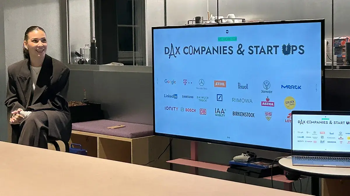 Eine Mitarbeitende stellt die Agentur PUK agency vor.