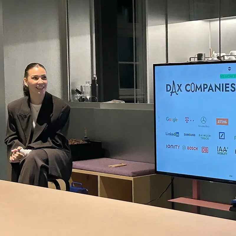 Eine Mitarbeitende stellt die Agentur PUK agency vor.