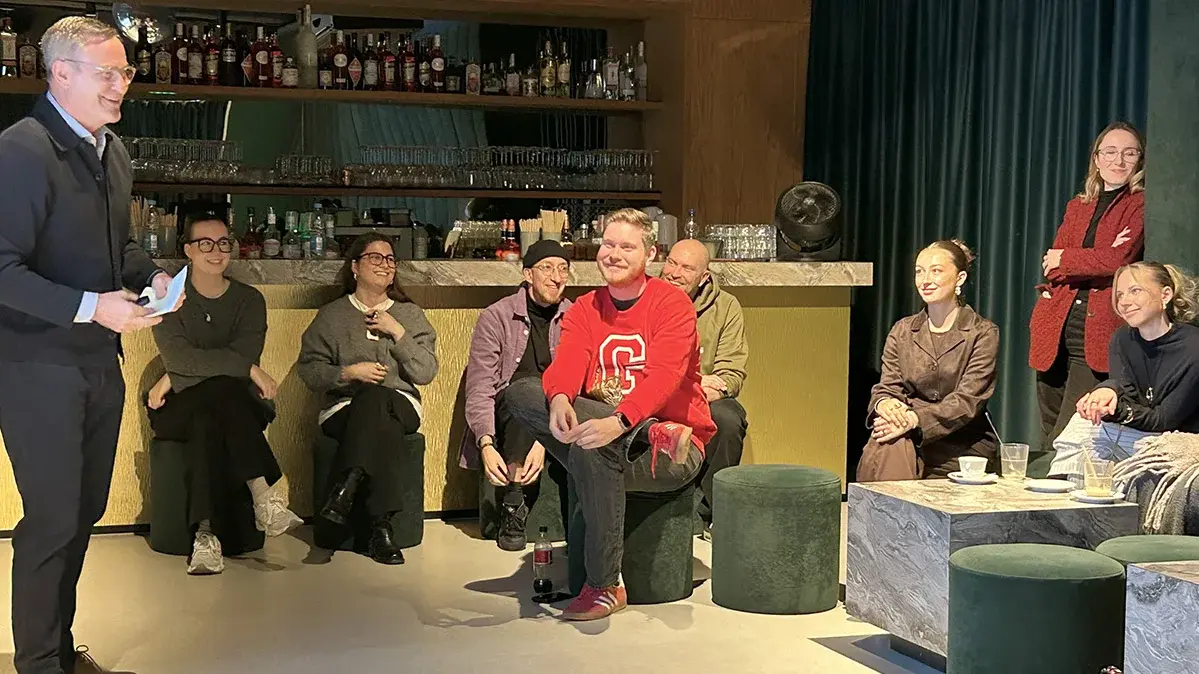 Studierende hören einem Vortrag zu.