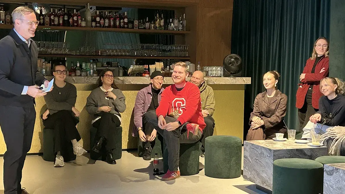 Studierende hören einem Vortrag zu.