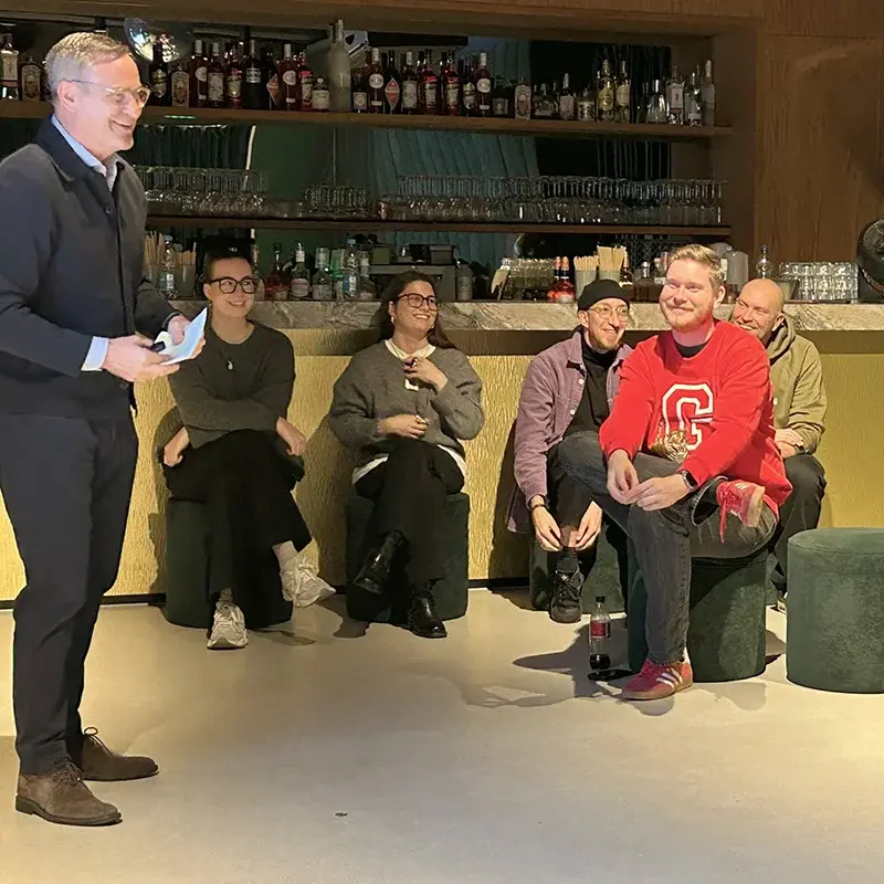 Studierende hören einem Vortrag zu.