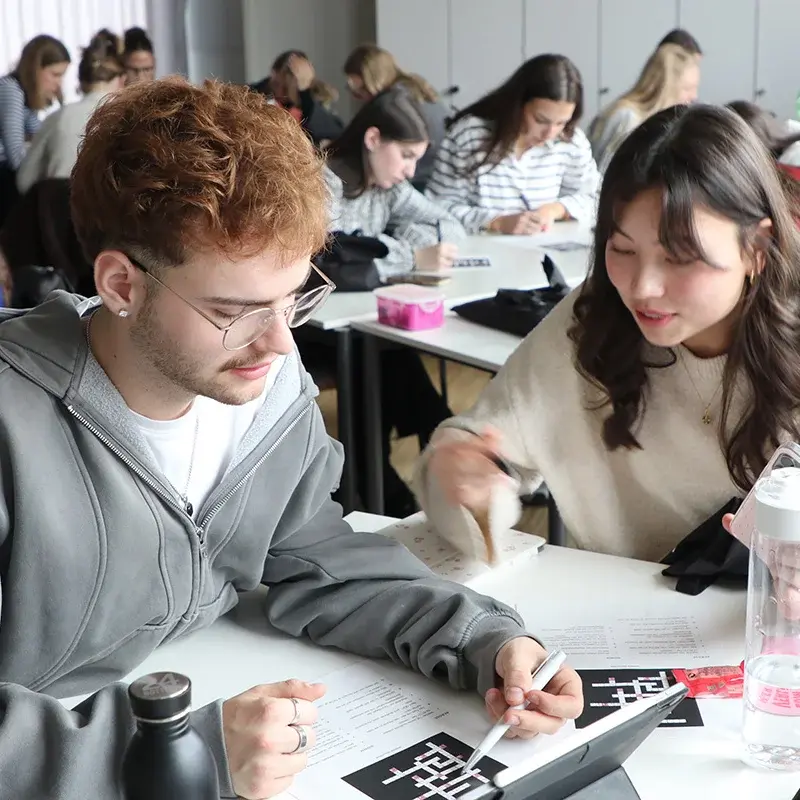 Neue Studierende arbeiten zusammen.