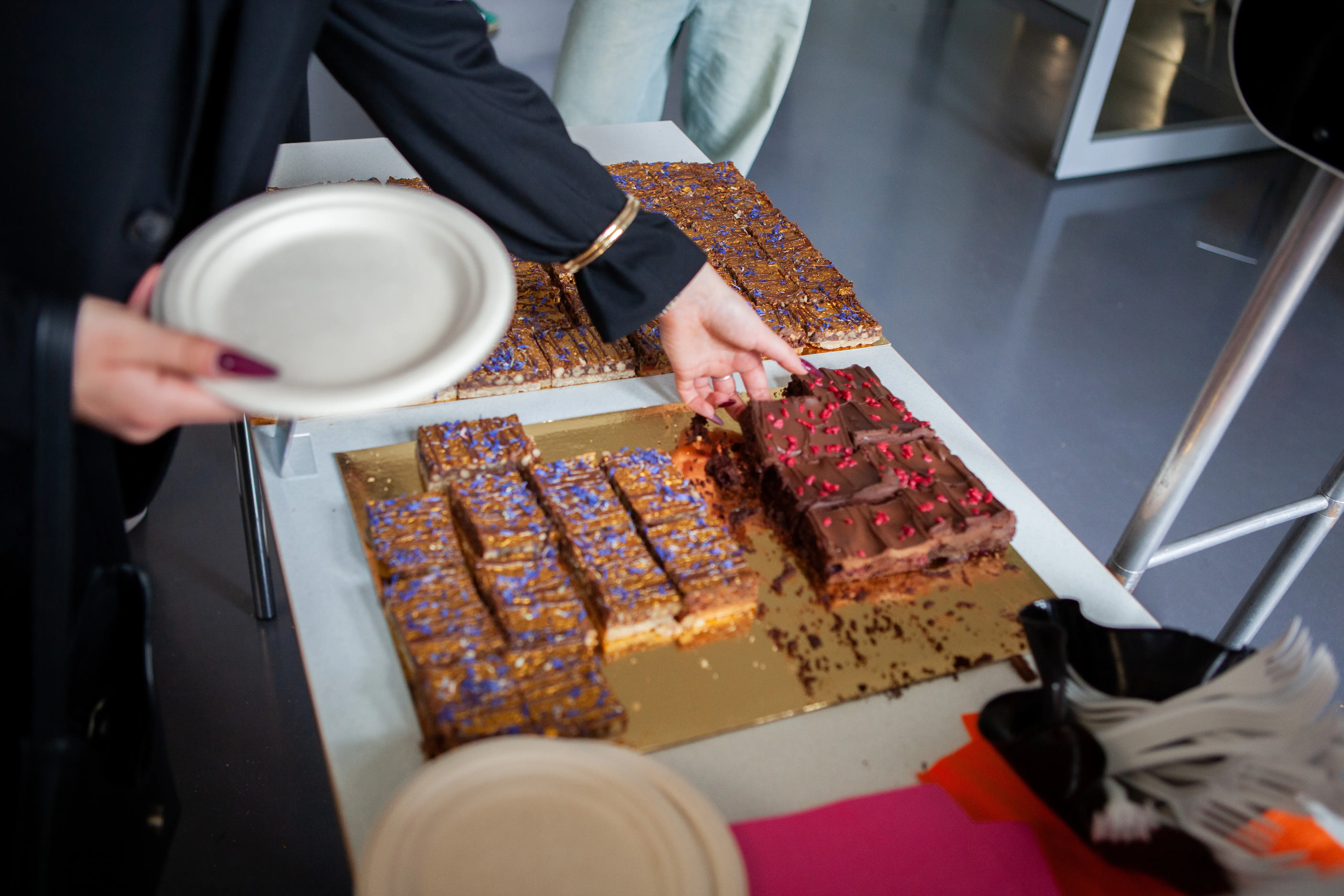Für die Gäste der add conference steht Kuchen auf einem Tablett bereit.
