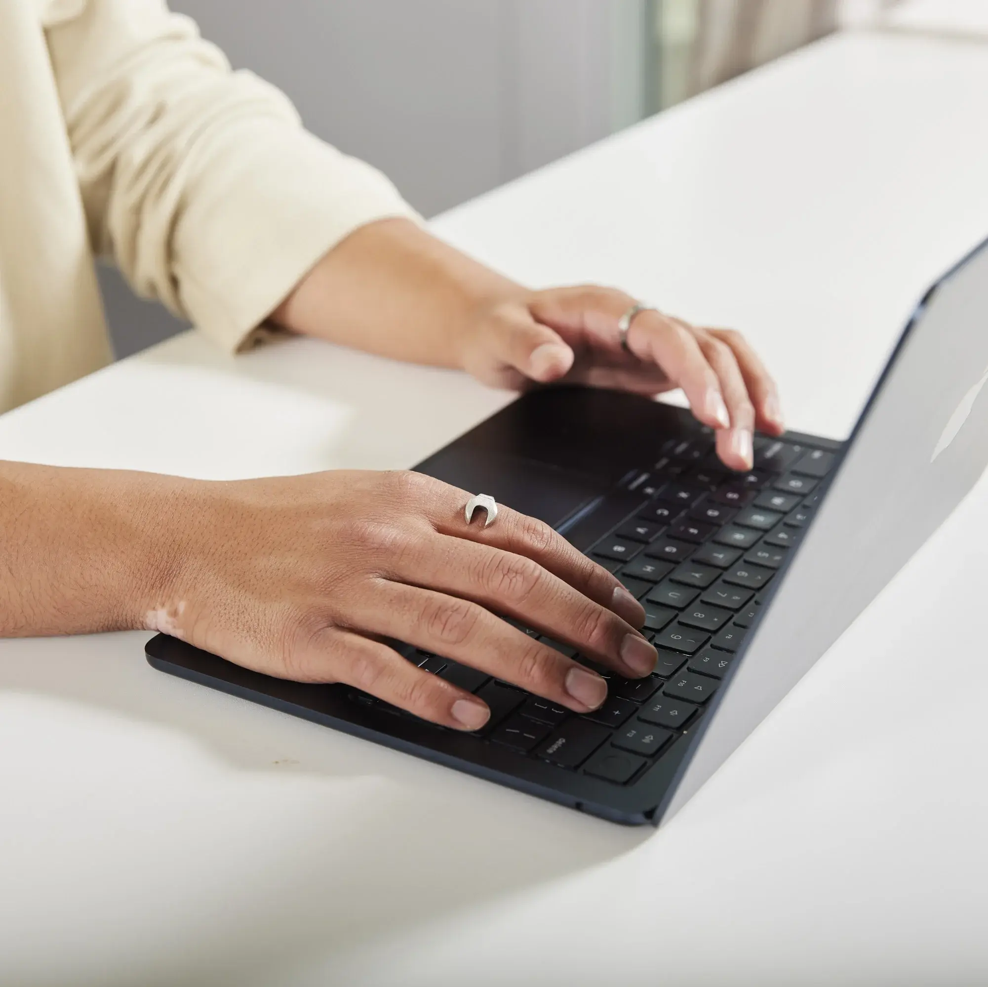 Eine Person arbeitet am Laptop.
