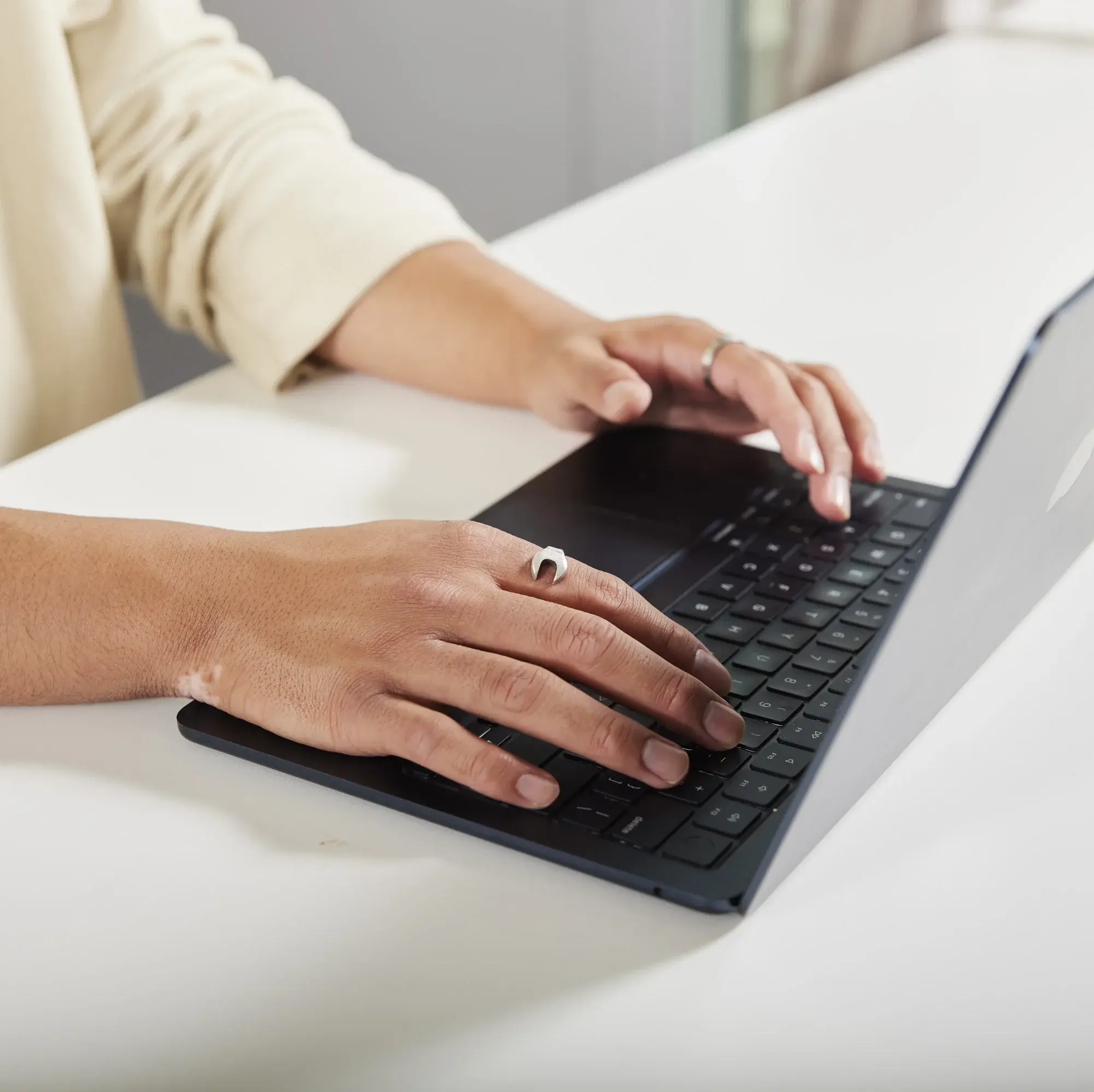 Eine Person arbeitet am Laptop.
