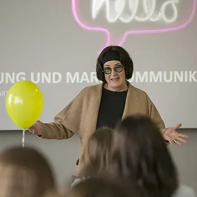 Die Studiendekanin des Studiengangs Werbung und Marktkommunikation, Prof. Gabriele Kille, begrüßt die neuen Studierenden.