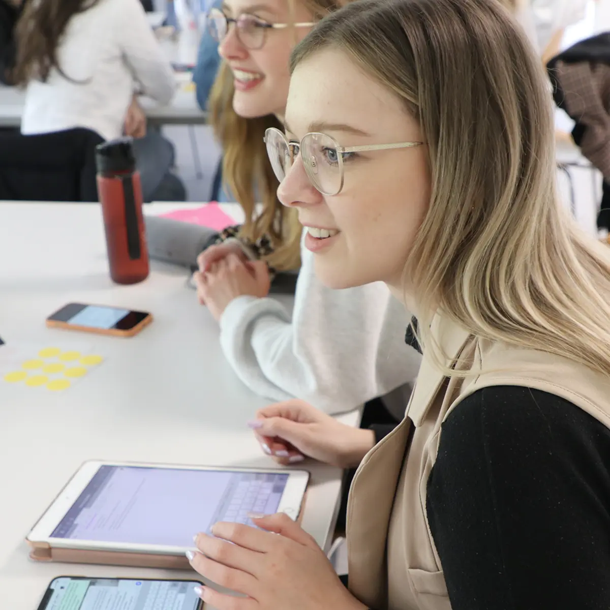 Studentin mit Tablet